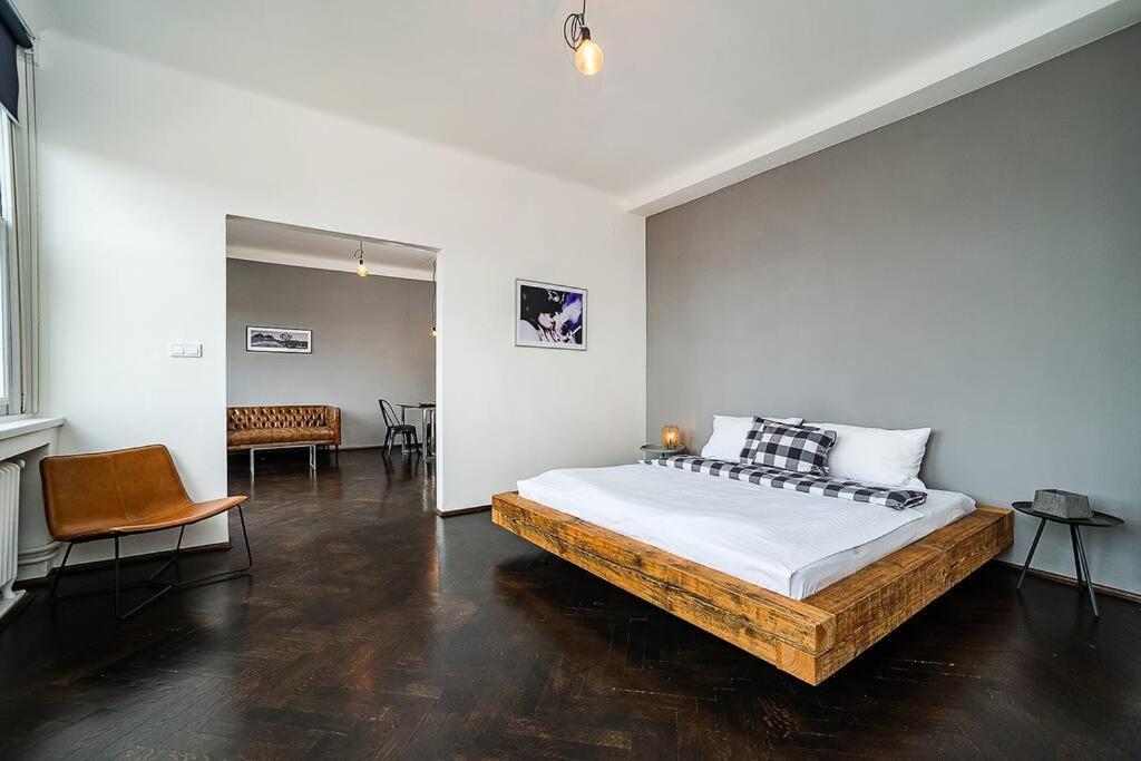Floor Industrial With A River View Praga
