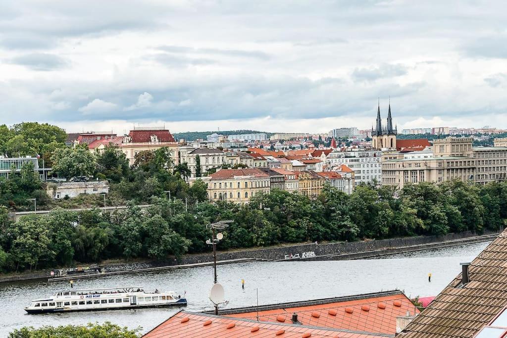 Floor Industrial With A River View Apartament Praga